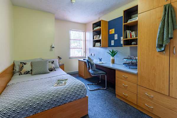 Deluxe En Suite(Court) room type